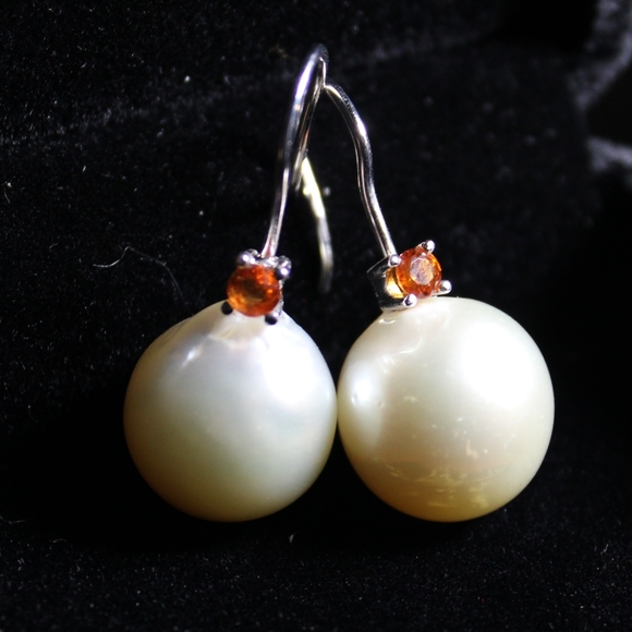 18k Pearl and Sapphire Drop Earrings - Picture 3 of 14